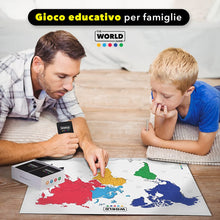 Carica l'immagine nel visualizzatore di Gallery, The World Game - Gioco di Carte Geografia - Gioco da Tavolo Educativo per Bambini, Famiglie e Adulti - Un Gioco di Società per Ragazzi e Ragazze sul Mundo - In Italiano