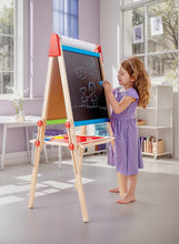 Carica l'immagine nel visualizzatore di Gallery, Hape Lavagna Multiattività, Lavagna per Bambini Double Face Vincitrice di Premi con Cavalletto e Supporto Regolabile in Altezza, Rullo di Carta, Lavagna Bianca, Calamite e Tre Vasetti di Pittura