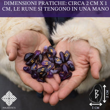 Carica l'immagine nel visualizzatore di Gallery, Rune Celtiche Vichinghe Ametista, Set x25 Pietre Lucide Semi Preziose Incise (2 cm x 1 cm) + Sacchetto Nero + Libro Prat