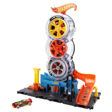 Carica l'immagine nel visualizzatore di Gallery, Hot Wheels City Pneumatici Super velocità, Playset Rampa per Macchinine tra Ruote in Autofficina, Include 1 Macchinina, Regalo Bambini 4-8 Anni, Hdp02, Multicolore, ‎17.46 x 34.93 x 40 cm