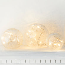 Carica l'immagine nel visualizzatore di Gallery, Lights4fun Set di 3 Sfere di Cristallo Craquelé con LED Bianco Caldo Alimentate da Trasformatore e Batterie Decorazione 