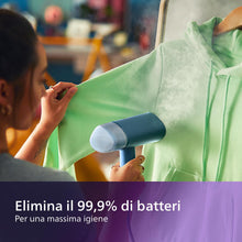 Carica l'immagine nel visualizzatore di Gallery, Philips Serie 3000 Stiratrice verticale a vapore - 1000 W, 20 g/min di vapore, Serbatoio dell'acqua estraibile da 100 ml, Piastra in plastica, Blu (STH3000/20)