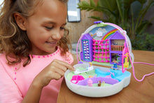 Carica l'immagine nel visualizzatore di Gallery, Polly Pocket, Cofanetto Borsetta dei Segreti Arcobaleno, Giocattolo per Bambini 4+Anni, GKJ65