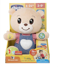 Carica l'immagine nel visualizzatore di Gallery, Chicco Teddy Orso Peluche Interattivo, Gioco Educativo, Numeri e Lettere, Pupazzo - Bambini 6 Mesi - 5 Anni
