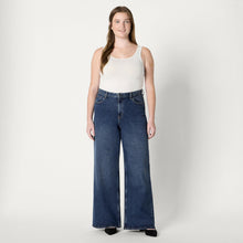 Carica l'immagine nel visualizzatore di Gallery, Amazon Essentials Jeans da Donna a Gamba Larga a Vita Medio Alta con vestibilità Rilassata a Bassa Elasticità, Lavaggio Scuro Pietra, 40