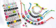 Carica l'immagine nel visualizzatore di Gallery, Clementoni Crazy Chic - Message Bracelets, Kit Gioielli Creativi per Bambini 7+ Anni, Braccialetti e Collane Personalizzabili con Lettere e Perline Colorate, Idea Regalo per Bambine, 18634