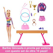 Carica l&#39;immagine nel visualizzatore di Gallery, Barbie - Ginnastica Artistica, playset con bambola ginnasta bionda, tuta per il riscaldamento, trave, fermo a C per le acrobazie e 10+ accessori inclusi, giocattolo per bambini, 3+ anni, HRG52