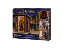 Carica l'immagine nel visualizzatore di Gallery, Revell Kit per modellino Tiny Adventures, Diagon Alley Harry Potter, casa in miniatura 3D, Book Nook, fermalibri in legn
