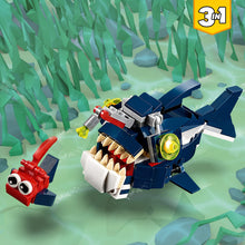Carica l&#39;immagine nel visualizzatore di Gallery, LEGO Creator Creature degli Abissi, Set 3 in 1 con Animali Giocattolo Marini da Costruire come Squalo, Calamaro, Granchio e Rana Pescatrice, Giochi per Bambini e Bambine da 7 Anni, Idee Regalo 31088