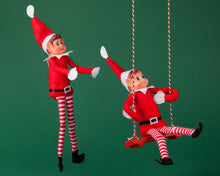 Carica l'immagine nel visualizzatore di Gallery, Toyland® Elves Behavin Badly - Set di 2-12 pollici Elfo Ragazza e Elfo Ragazzo Peluche con Gambe Lunghe, Corpo Morbido e Testa in Vinile - Novità Giocattoli Natalizi