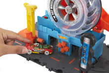Carica l'immagine nel visualizzatore di Gallery, Hot Wheels City Pneumatici Super velocità, Playset Rampa per Macchinine tra Ruote in Autofficina, Include 1 Macchinina, Regalo Bambini 4-8 Anni, Hdp02, Multicolore, ‎17.46 x 34.93 x 40 cm