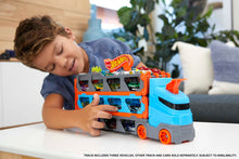 Carica l'immagine nel visualizzatore di Gallery, Hot Wheels - Camion Trasportatore 2 in 1, Trasportatore e Pista con 3 Auto in Scala 1:64 per Bambini da 4 a 8 Anni, HGH33, Imballaggio Sostenibile