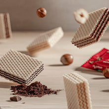 Carica l'immagine nel visualizzatore di Gallery, Loacker - Latta Best of Moments Happy Holidays - Confezione Assortita - 100% Nocciole Italiane in un Mix di Bontà a Base di wafer al Cioccolato - Idea Regalo Natale - Confezione da 307,5g