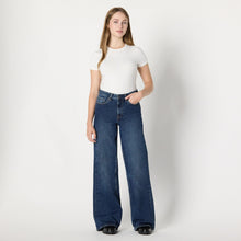 Carica l'immagine nel visualizzatore di Gallery, Amazon Essentials Jeans da Donna a Gamba Larga a Vita Medio Alta con vestibilità Rilassata a Bassa Elasticità, Lavaggio Scuro Pietra, 40
