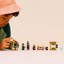 Carica l'immagine nel visualizzatore di Gallery, LEGO Harry Potter Castello di Hogwarts: Cerimonia Cappello Parlante 76460