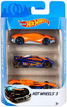 Carica l&#39;immagine nel visualizzatore di Gallery, Hot Wheels - Confezione da tre macchinine, veicoli classici ed esclusivi in scala 1:64 da collezionare, linee autentiche e decorazioni mozzafiato, giocattolo per bambini, 3+ anni, K5904
