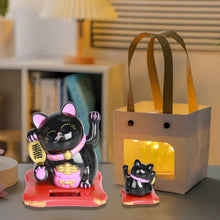 Carica l'immagine nel visualizzatore di Gallery, Maneki Neko Fortune Cat - Gatto felino Alimentato Solare Mini Gatti Ricchezza Accogliente Gatto tirato con Braccio ondeg