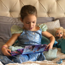 Carica l'immagine nel visualizzatore di Gallery, Disney Frozen 2 – Townley Girl Set Cosmetico Compatto con Specchio e 14 Lucidalabbra, 4 Luminanti, 6 pennelli. Set Makeup Colorato Pieghevole e Lavabile per bambine