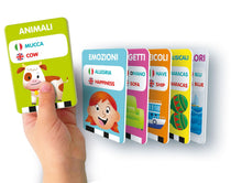 Carica l'immagine nel visualizzatore di Gallery, Clementoni Sapientino - Le Mie Prime 100 Parole, Gioco Educativo Elettronico Bambini 2-4 Anni, 50 Carte e 6 Temi, Flashcards in Italiano e Inglese per Imparare Nuovi Vocaboli, Lingua Italiana, 16818