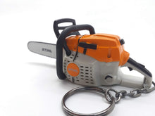 Carica l'immagine nel visualizzatore di Gallery, Stihl - Portachiavi a forma di motosega, funzionamento a batteria