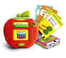 Carica l'immagine nel visualizzatore di Gallery, Clementoni Sapientino - Le Mie Prime 100 Parole, Gioco Educativo Elettronico Bambini 2-4 Anni, 50 Carte e 6 Temi, Flashcards in Italiano e Inglese per Imparare Nuovi Vocaboli, Lingua Italiana, 16818