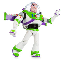 Carica l'immagine nel visualizzatore di Gallery, Disney Store Action figure parlante interattiva di Buzz Lightyear di Toy Story, 30 cm/11", con più di 10 frasi in inglese, interagisce con altri personaggi e giocattoli, luci laser, età 3+