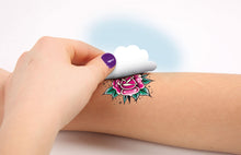 Carica l'immagine nel visualizzatore di Gallery, Clementoni Crazy Chic - Tattoo Studio, Gioco Creativo per Bambine di 6+ Anni, Kit Completo per Creare Tatuaggi Glitterati e Temporanei, Set con Tattoos Unici, Regalo Divertente e Colorato, 18602