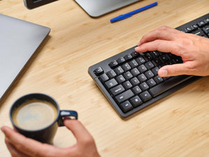 Trust Ody II Tastiera Wireless Silenziosa Layout Italiano QWERTY, Tasti a Profilo Ribassato, Resistente agli Schizzi, Ricevitore USB 2.4GHz, Tastiera PC Senza Fili, Keyboard per Laptop, Mac - Nero
