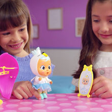 Carica l'immagine nel visualizzatore di Gallery, CRY BABIES MAGIC TEARS Storyland Dress Me Up, Mini Bambola Sorpresa che Piange Lacrime Vere con Vestiti Intercambiabili - Regalo Ottimo per Bambini +3 Anni