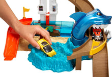 Carica l&#39;immagine nel visualizzatore di Gallery, Hot Wheels- Playset Lo Squalo Sta Attaccando, Pista con Macchinina Cambia Colore, Giocattolo per Bambini 4+Anni, BGK04