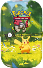 Carica l'immagine nel visualizzatore di Gallery, Pokémon: miniscatola da collezione Pikachu dell’espansione 30° Anniversario del GCC Pokémon (1 foglio di adesivi, 1 carta con l’illustrazione della miniscatola e 2 buste di espansione), Ed. Italiano