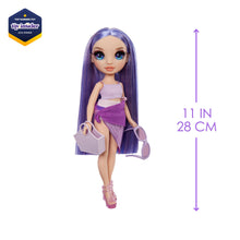 Carica l'immagine nel visualizzatore di Gallery, Rainbow High Swim &amp; Style - Violet (viola) - Bambola da 28 cm con confezione scintillante e oltre 10 outfit - Costume da bagno rimovibile, sandali, accessori divertenti - Età 4-12 anni