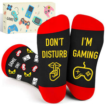 Carica l'immagine nel visualizzatore di Gallery, CYBIONE Calzini Da Gioco Divertenti Do Not DISTURB, I‘M GAMING’ in Cotone di Lusso - Regalo Perfetto per Adolescenti, Uomini, Natale - Taglia Unica EU 39-45 (Rosso)