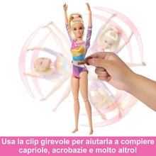 Carica l&#39;immagine nel visualizzatore di Gallery, Barbie - Ginnastica Artistica, playset con bambola ginnasta bionda, tuta per il riscaldamento, trave, fermo a C per le acrobazie e 10+ accessori inclusi, giocattolo per bambini, 3+ anni, HRG52