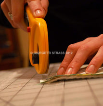 Carica l'immagine nel visualizzatore di Gallery, Prym 611370 Taglierina Maxi 45 mm