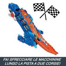 Carica l'immagine nel visualizzatore di Gallery, Hot Wheels City 'Let's Race' Netflix - Mega Dino Trasportatore, pista da corsa che si trasforma in un T-Rex, playset con luci e suoni, box per riporre 20 macchinine in scala 1:64, 4+ anni, HNG50