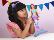 Carica l'immagine nel visualizzatore di Gallery, Barbie Dreamtopia Sirena Luci Scintillanti Bambola (30,4 cm, bionda) con luci che si attivano a contatto con l’acqua e capelli con ciocche rosa, regalo per bambini dai 3 ai 7 anni, HDJ36