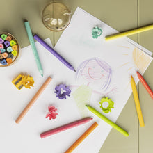 Carica l'immagine nel visualizzatore di Gallery, Legami - Set di 24 Matite Colorate con Temperino Teddy Friends, Pastelli per Colorare, a Forma di Orsetto, Resistenti, Senza Legno, Colori brillanti, Contenitore in PET riutilizzabile