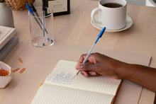 Carica l&#39;immagine nel visualizzatore di Gallery, BIC Penne Blu a Sfera, Cristal Original, Punta Media, 1 mm, Confezione 50 Penne, Fornitura per Cancelleria Scuola e Ufficio