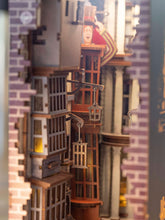 Carica l'immagine nel visualizzatore di Gallery, Revell Kit per modellino Tiny Adventures, Diagon Alley Harry Potter, casa in miniatura 3D, Book Nook, fermalibri in legn