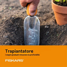 Carica l'immagine nel visualizzatore di Gallery, Fiskars Set di Attrezzi da Giardino, 3 Pezzi, con cazzuola Resistente alla ruggine, fioriera e coltivatore, Attrezzi da Giardino per piantare all'aperto, Set di Attrezzi ergonomici da Cortile, Regalo