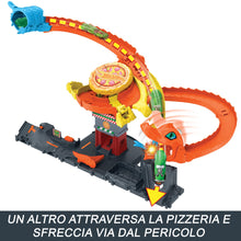 Carica l'immagine nel visualizzatore di Gallery, Hot Wheels 'Let's Race' Netflix - Attacco del Cobra in Pizzeria, playset con pista a spirale e funzione a scomparsa casuale con 3 percorsi, una macchinina in scala 1:64 inclusa, 3+ anni, HTN81
