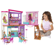 Carica l&#39;immagine nel visualizzatore di Gallery, Barbie - Barbie Casa di Malibu (106 cm) playset casa delle Bambole con 2 Piani, 6 stanze, Ascensore Altalena e più di 30 Pezzi, Giocattolo per Bambini 3+ Anni, HCD50