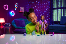 Carica l'immagine nel visualizzatore di Gallery, Monster High - Clawdeen Wolf, bambola dal look mostruoso con cucciolo Crescent e accessori inclusi, tra cui zaino, snack