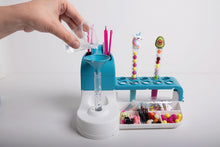 Carica l&#39;immagine nel visualizzatore di Gallery, Clementoni Idea - Laboratorio delle Penne Personalizzate, Kit Creativo per Bambini 6+ Anni, con 50+ Accessori e 10 Penne Personalizzabili, Gioco Made in Italy, Lingua Italiana, 18748