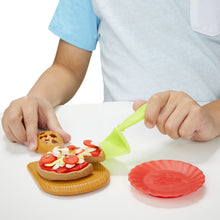 Carica l&#39;immagine nel visualizzatore di Gallery, Play-Doh Kitchen Creations - La Pizzeria, playset con 6 vasetti di Pasta modellabile e 8 Accessori