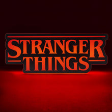 Carica l'immagine nel visualizzatore di Gallery, Lampada Logo Stranger Things, 30 cm (11,8") di Larghezza, Lampada da Parete o Scrivania con Alimentazione USB o a Batter
