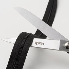 Carica l'immagine nel visualizzatore di Gallery, IPEA Cerniera Lampo Catena Continua misura #5 Nera - [ 5 METRI + 15 CURSORI IN METALLO ] - Made in Italy - Zip Ritagliabile per Cucito, Abbigliamento, Accessori - Larghezza 30 mm - Nero Grigio