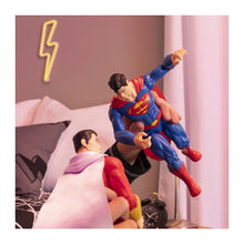 Carica l'immagine nel visualizzatore di Gallery, dc comics | SUPERMAN | Personaggio Superman 30 cm | Personaggio 30 cm con decorazioni originali, mantello e 11 punti di articolazione - Giocattoli per bambini e bambine dai 3 anni
