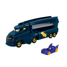 Carica l'immagine nel visualizzatore di Gallery, Fisher-Price DC Batwheels - Bat-Autotreno, playset Autotreno con rampa e veicolo Bam Batmobile in scala 1:55 incluso, può contenere 7 macchinine die-cast, giocattolo per bambini, 3+ anni, HMX07